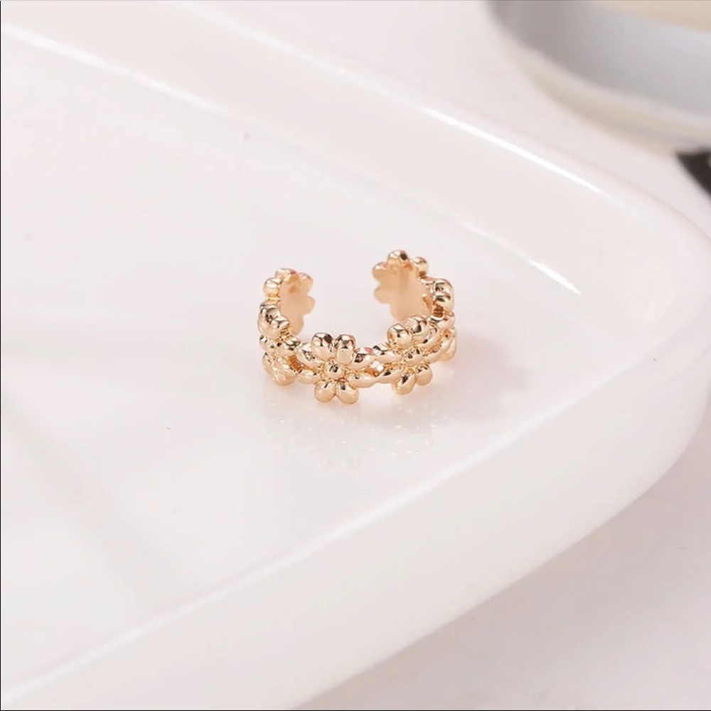 Gold flower earring cuff - Picture 2 of 4